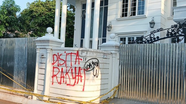 Kondisi rumah Uya Kuya pasca dijarah, Senin (1/9/2025). [FTNews.co.id/Selvianus Kopong Basar]